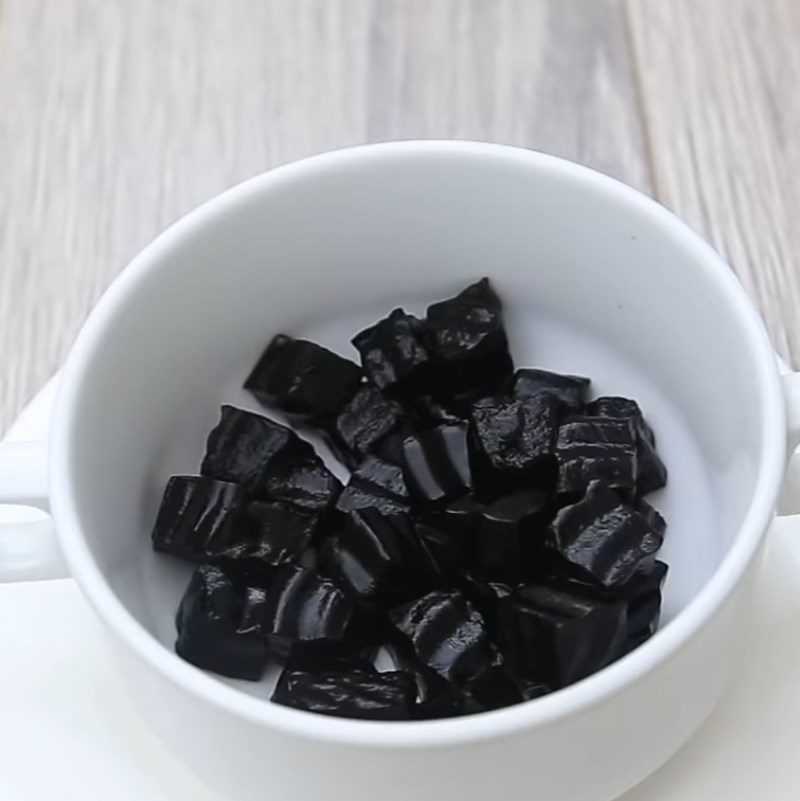 Step 3 Making milk tea Grass jelly milk tea