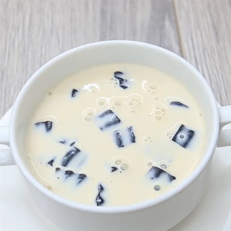Step 3 Making milk tea Grass jelly milk tea