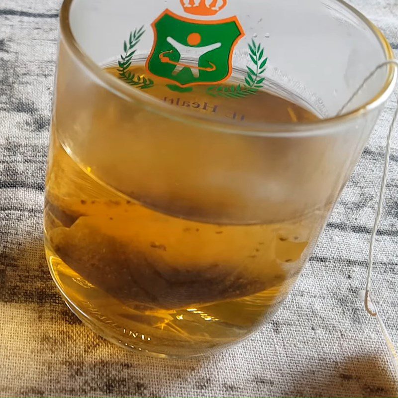 Step 4 Brew tea and cut the peach jelly