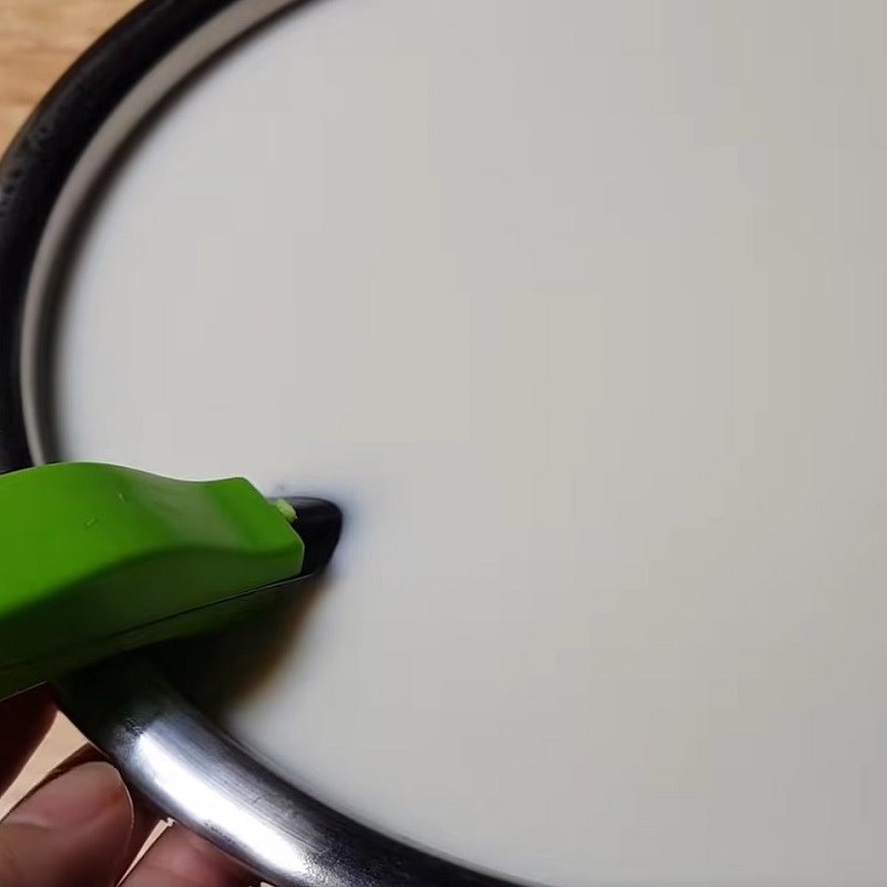 Step 1 Mixing and Incubating Yogurt Green Sticky Rice Yogurt