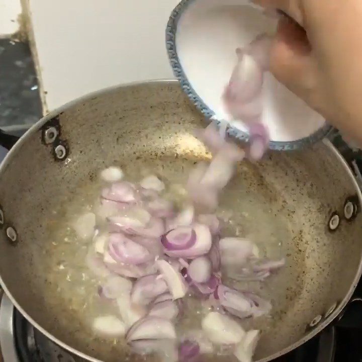 Step 5 Sauté shallots with pork bones and chicken feet
