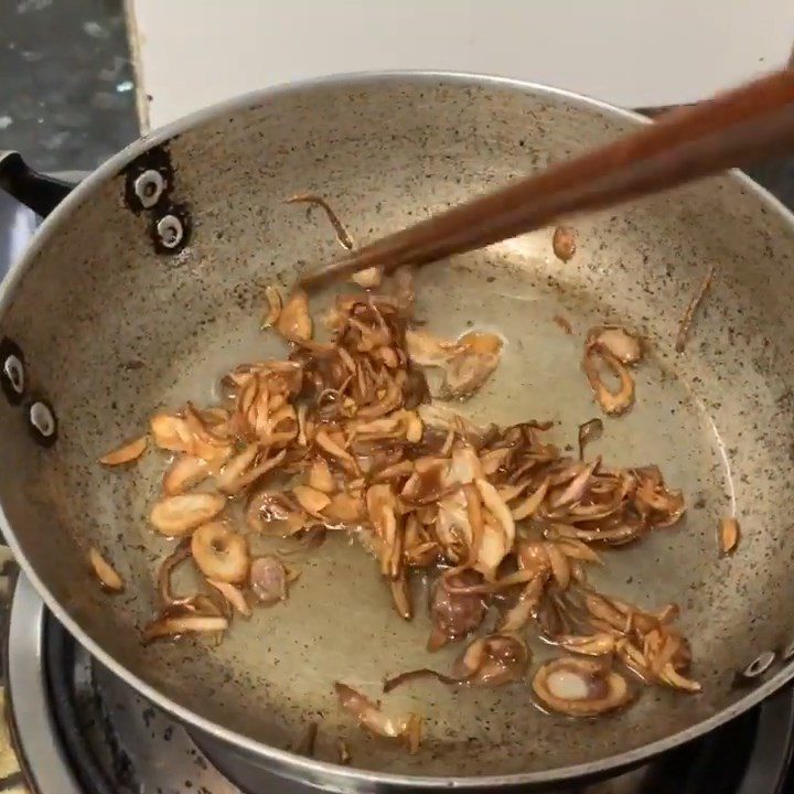Step 5 Sauté shallots with pork bones and chicken feet