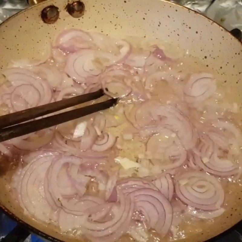Step 3 Frying shallots and making scallion oil Grilled clams with scallion oil