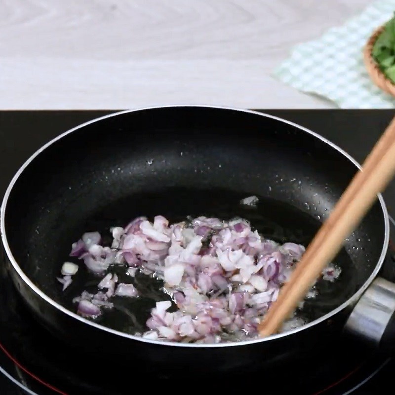Step 4 Sauté the onions for Mackerel noodle soup in Da Nang