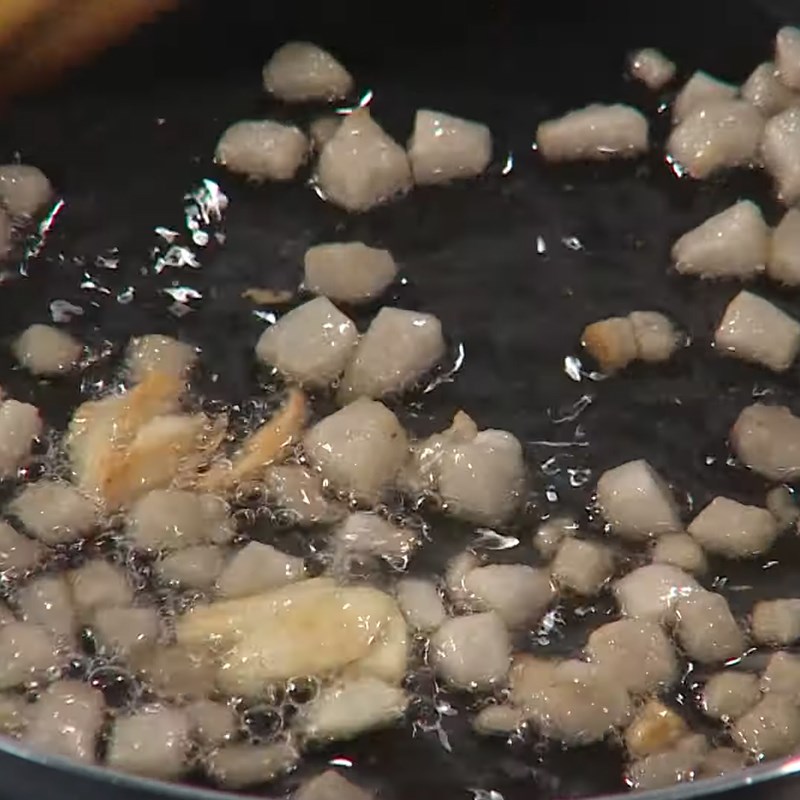 Step 4 Frying the fat and making the sauce for braised snakehead fish