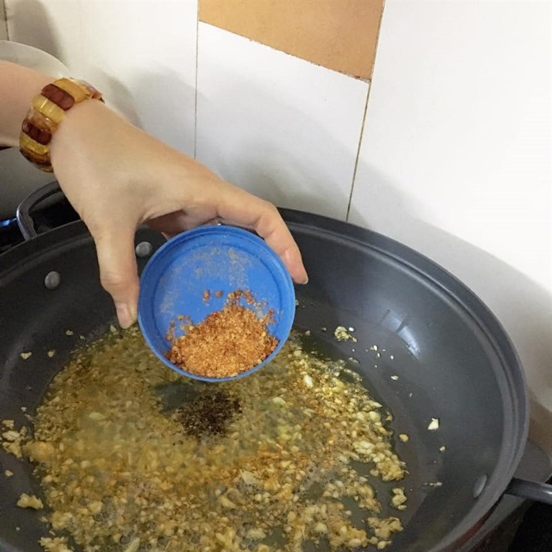 Step 2 Sauté the spices Garlic Fried Pencil Shrimp