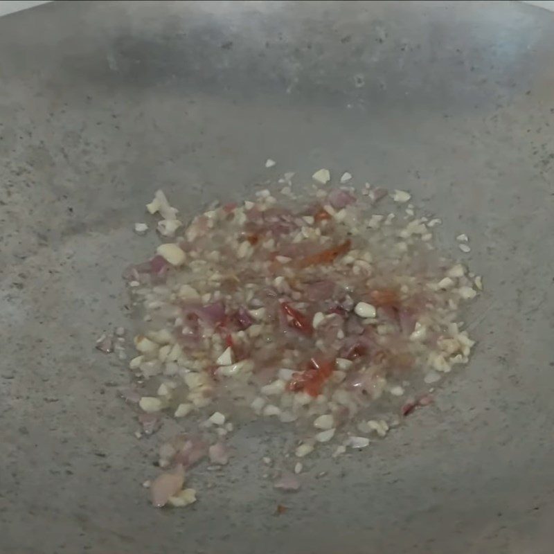 Step 3 Fry fragrant garlic and chili Steamed snakehead fish with cabbage