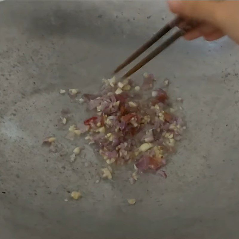 Step 3 Fry fragrant garlic and chili Steamed snakehead fish with cabbage