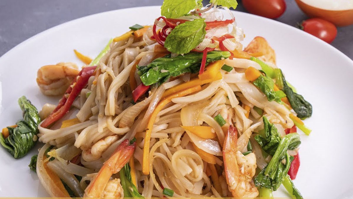 Stir-fried pho with shrimp