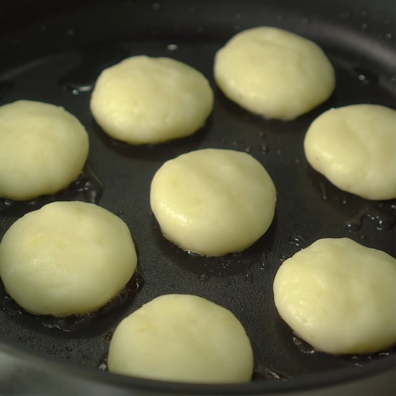 Step 4 Fry the cake Honey potato cake