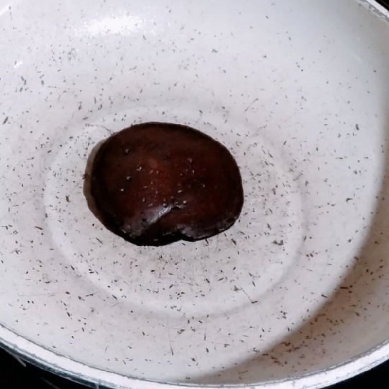 Step 3 Frying the cake shell Doraemon Oreo cake (recipe shared by users)