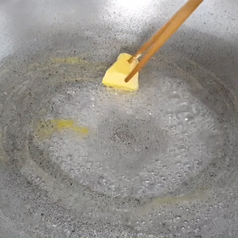 Step 3 Butter sugar frying Butter fried sweet potatoes