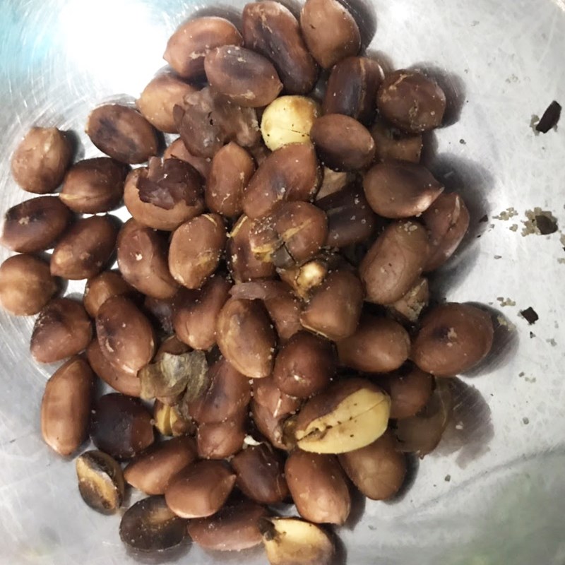 Step 2 Roast peanuts and make onion oil for quail egg and onion oil dipping sauce