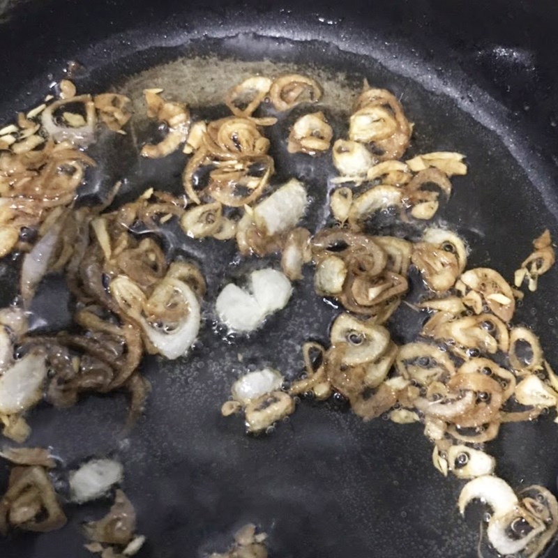 Step 2 Roast peanuts and make onion oil for quail egg and onion oil dipping sauce