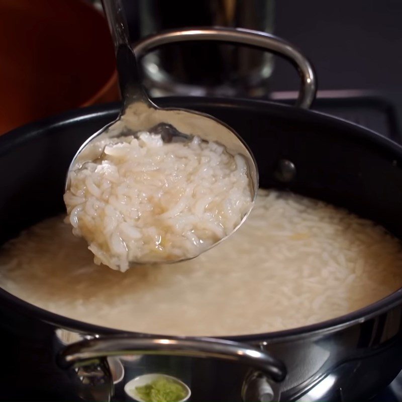 Step 1 Roast rice and cook porridge Tram Mushroom Porridge