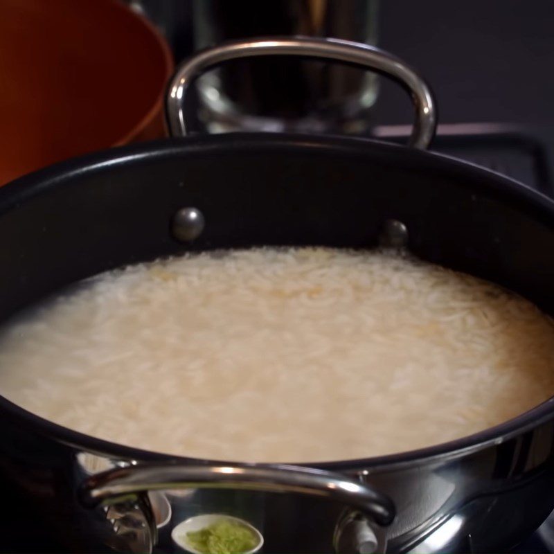 Step 1 Roast rice and cook porridge Tram Mushroom Porridge