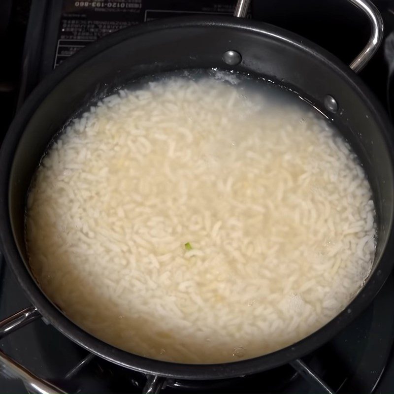 Step 1 Roast rice and cook porridge Tram Mushroom Porridge