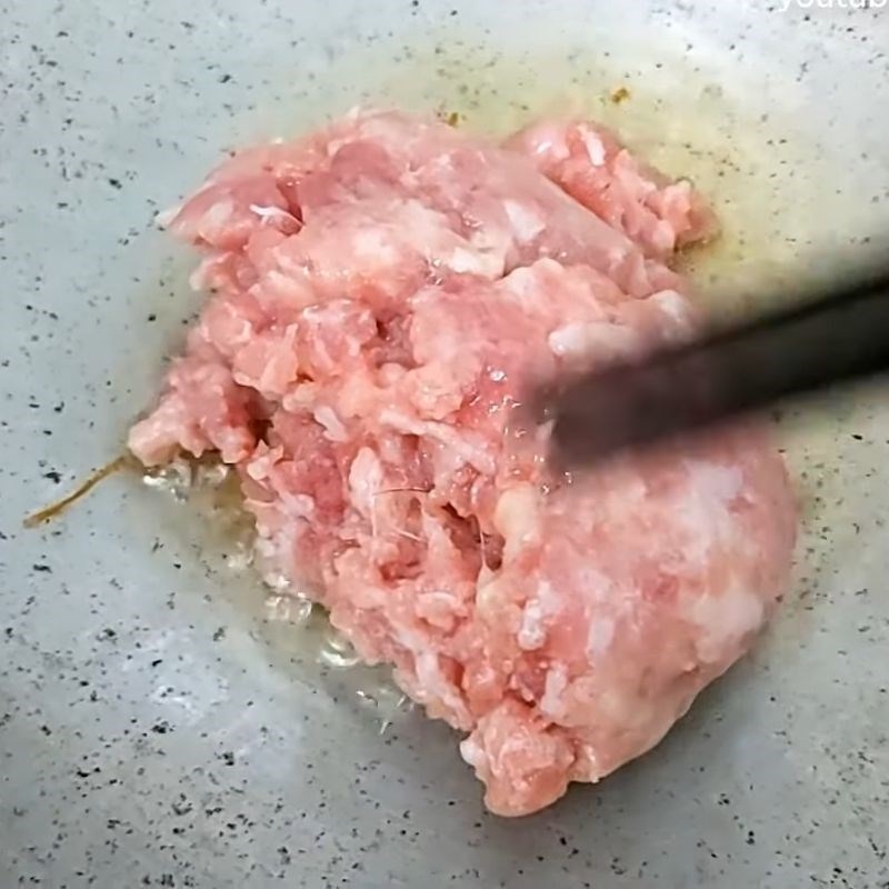 Step 3 Roast the minced meat for minced meat blood porridge