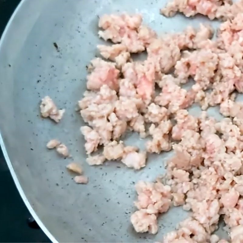 Step 3 Roast the minced meat for minced meat blood porridge