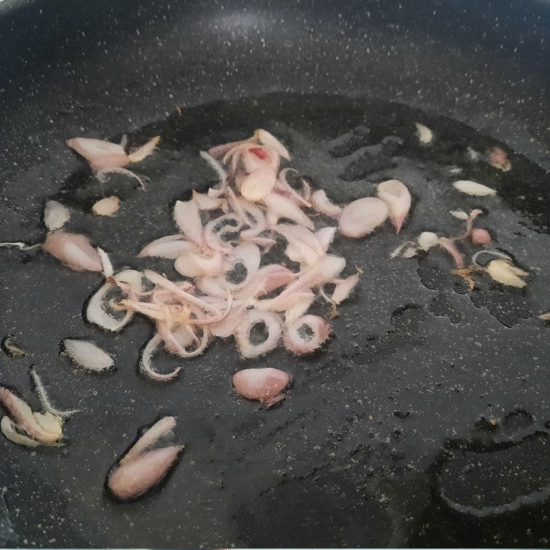 Step 2 Stir-fried beef with water mimosa