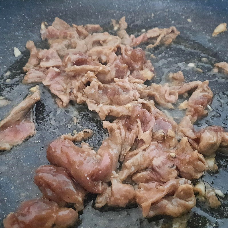 Step 2 Stir-fried beef with water mimosa