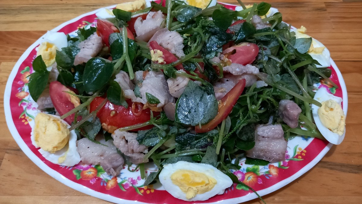Water morning glory mixed with eggs and meat