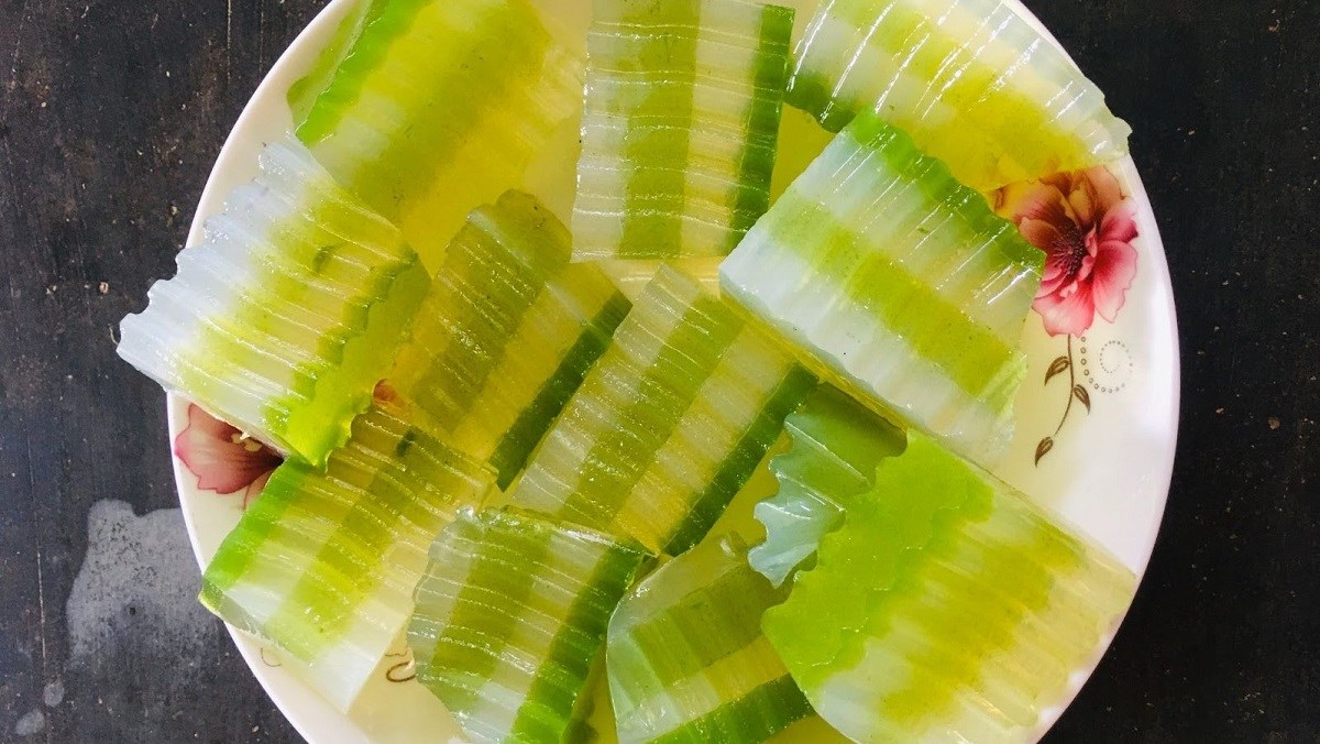 Jelly with Pandan Leaves and Coconut Water