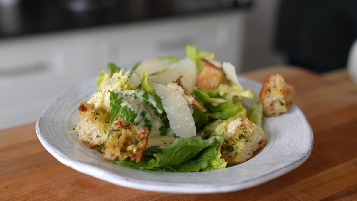 What is Caesar salad? 2 Simple and Delicious Ways to Make Caesar Salad at Home 2 Garlic Butter Bread Caesar Salad