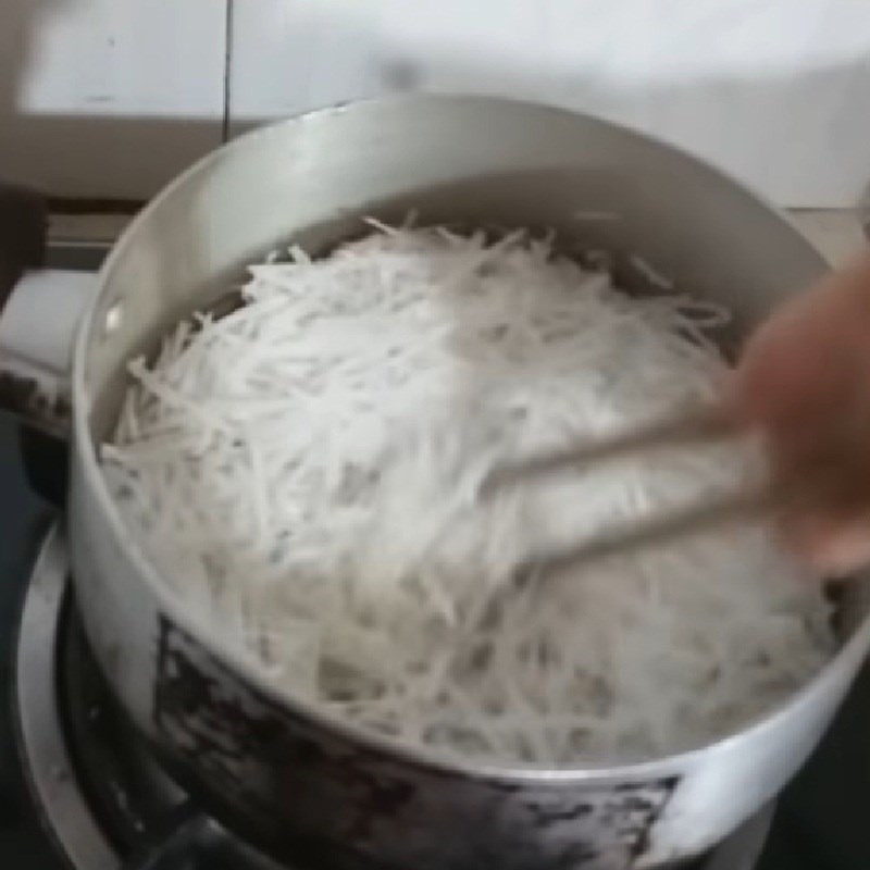 Step 4 Cook the filling for coconut-filled cakes