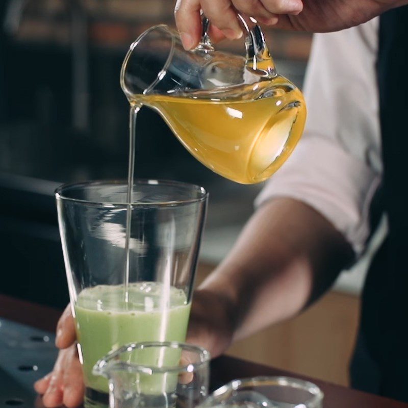 Step 2 Shake the mixture of green starfruit juice