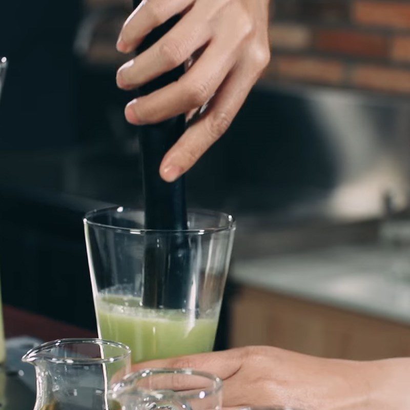 Step 2 Shake the mixture of green starfruit juice