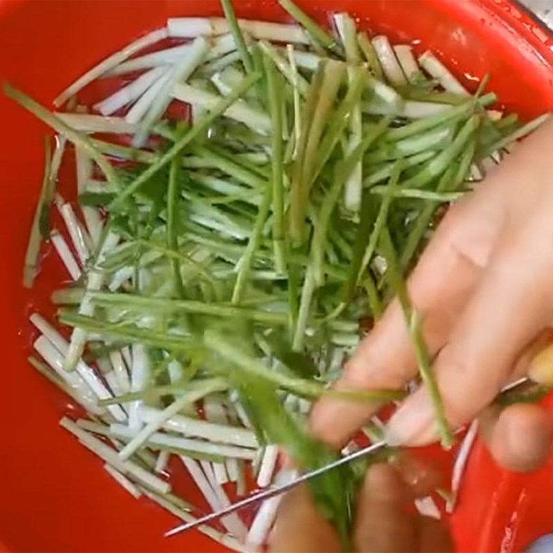 Step 1 Prepare water celery for stir-frying with garlic