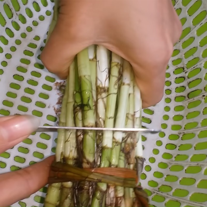 Step 1 Prepare the water celery for stir-fried water celery with beef