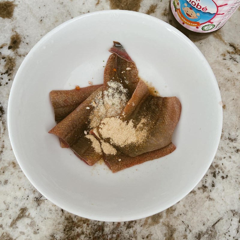 Step 1 Pre-processing and marinating eel Eel stewed in coconut water for kids