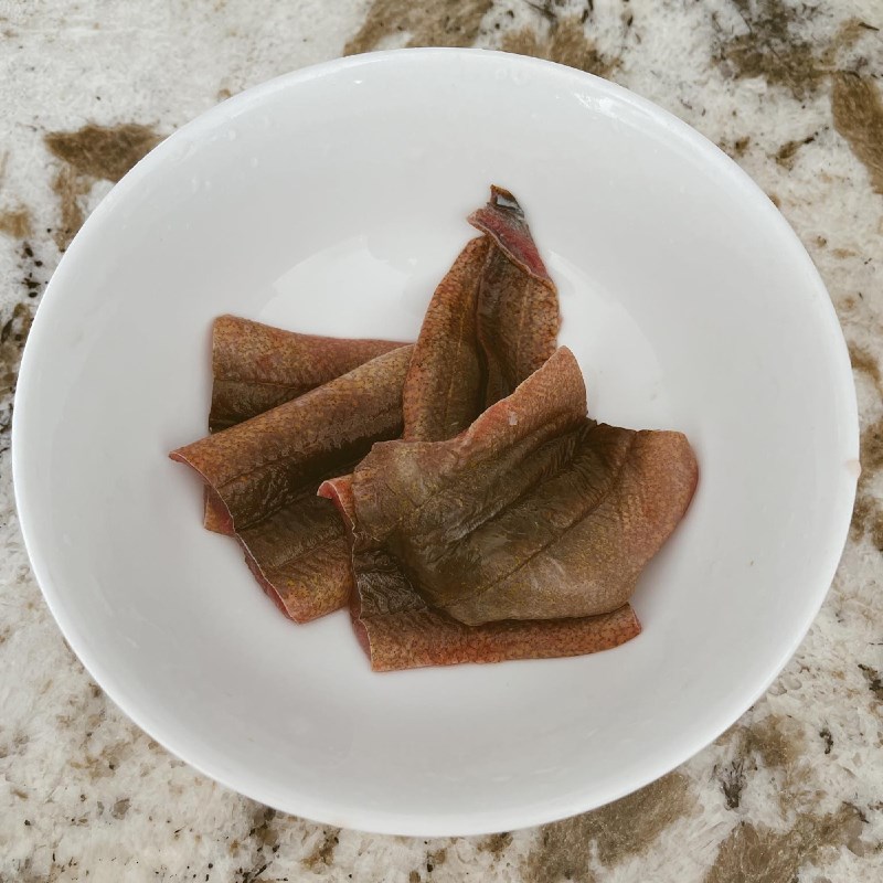 Step 1 Pre-processing and marinating eel Eel stewed in coconut water for kids