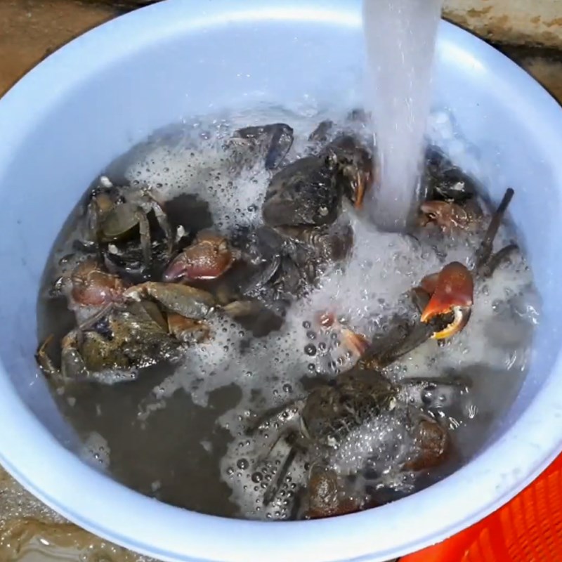 Step 1 Prepare the crab for Spicy Salted Crab