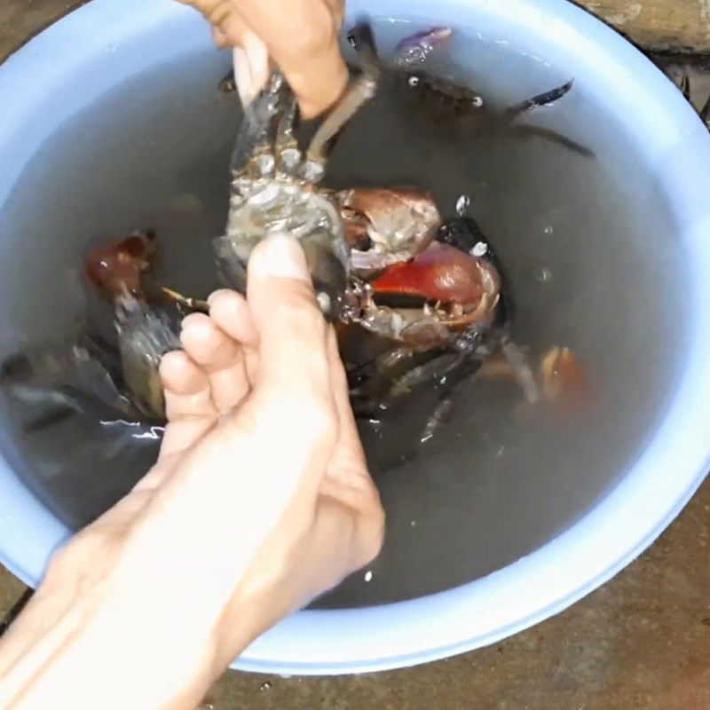 Step 1 Prepare the sea crab Sea crab fried with salt and chili