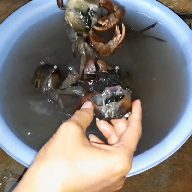 Step 1 Prepare the sea crab Sea crab fried with salt and chili