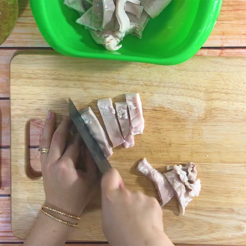 Step 1 Preparing the pig's stomach for cooking lagu