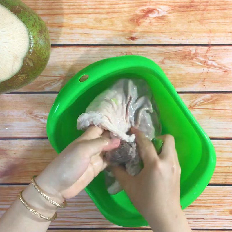 Step 1 Preparing the pig's stomach for cooking lagu