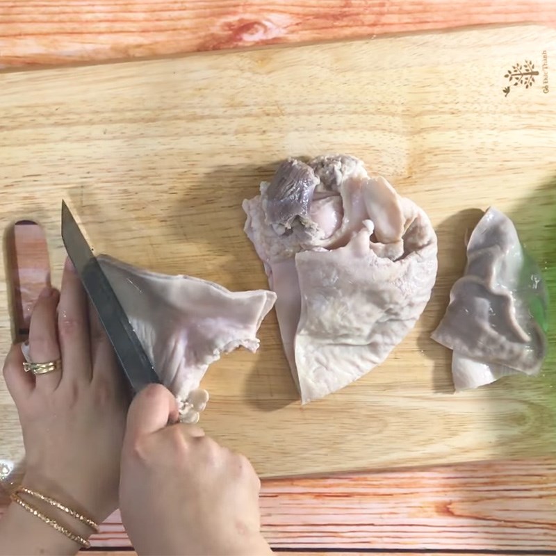 Step 1 Preparing the pig's stomach for cooking lagu