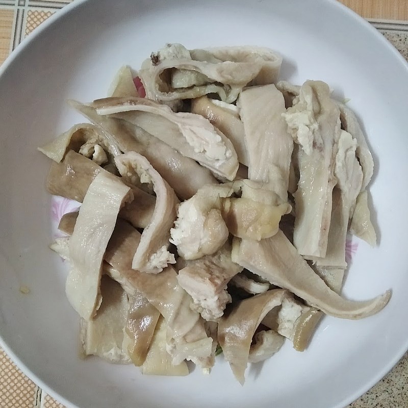 Step 1 Prepare the stomach and pig's tongue Stomach cooked with pepper