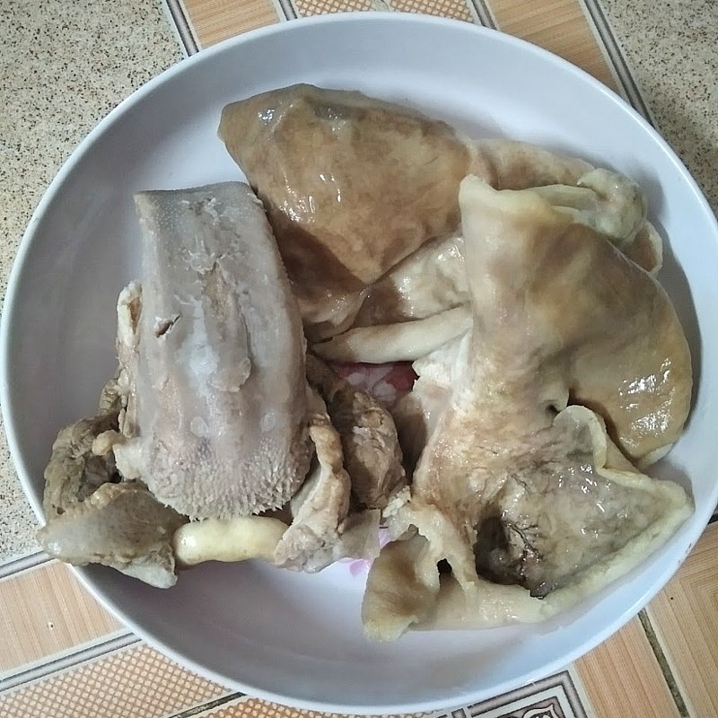 Step 1 Prepare the stomach and pig's tongue Stomach cooked with pepper