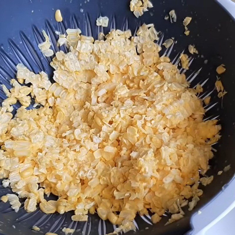 Step 1 Prepare the corn for Corn soup with mushrooms