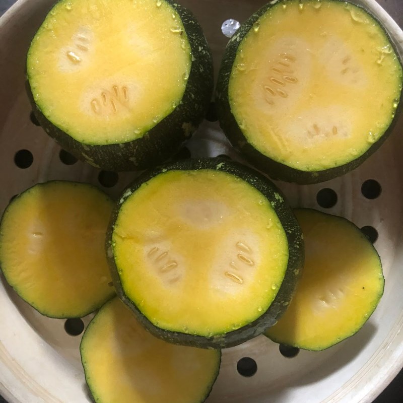 Step 1 Prepare green-skin pumpkin for Green-skin Pumpkin Soup stuffed with meat