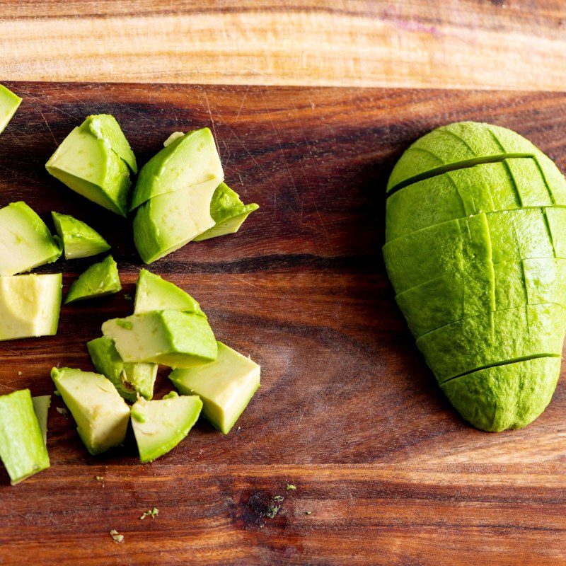 Step 1 Prepare the Avocado for Avocado Cocoa Smoothie