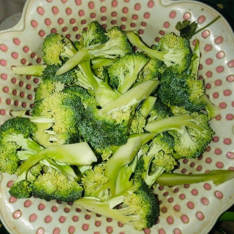 Step 2 Prepare broccoli and cilantro Stir-fried broccoli with mushrooms