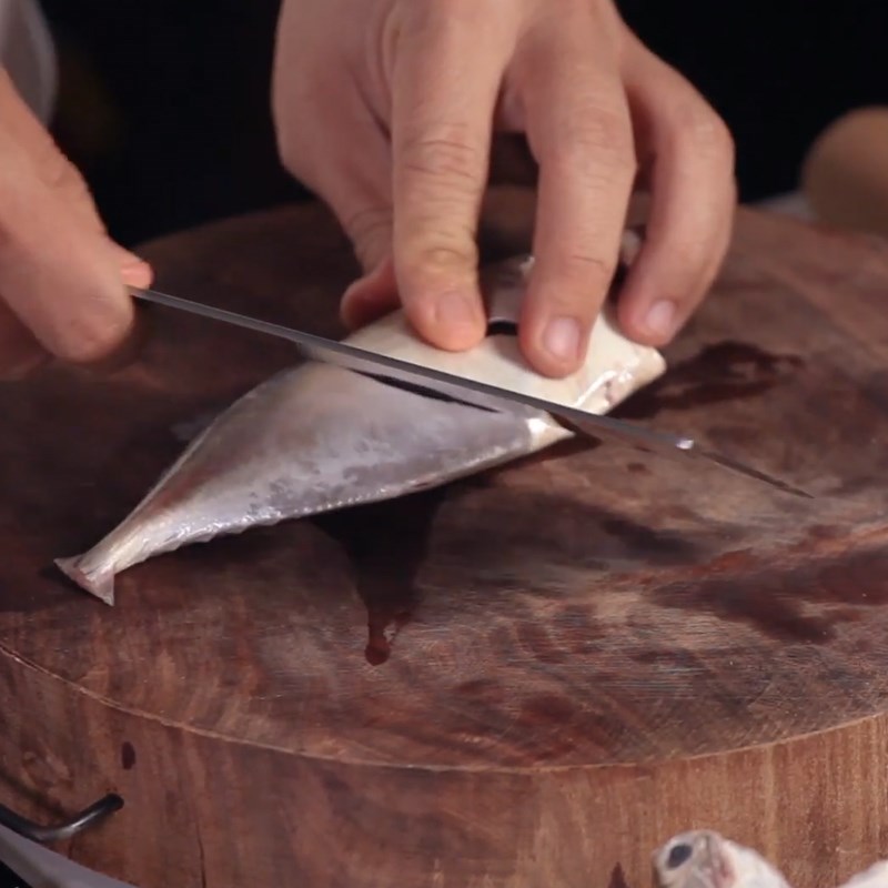 Step 1 Prepare mackerel Mackerel grilled with cinnamon leaves