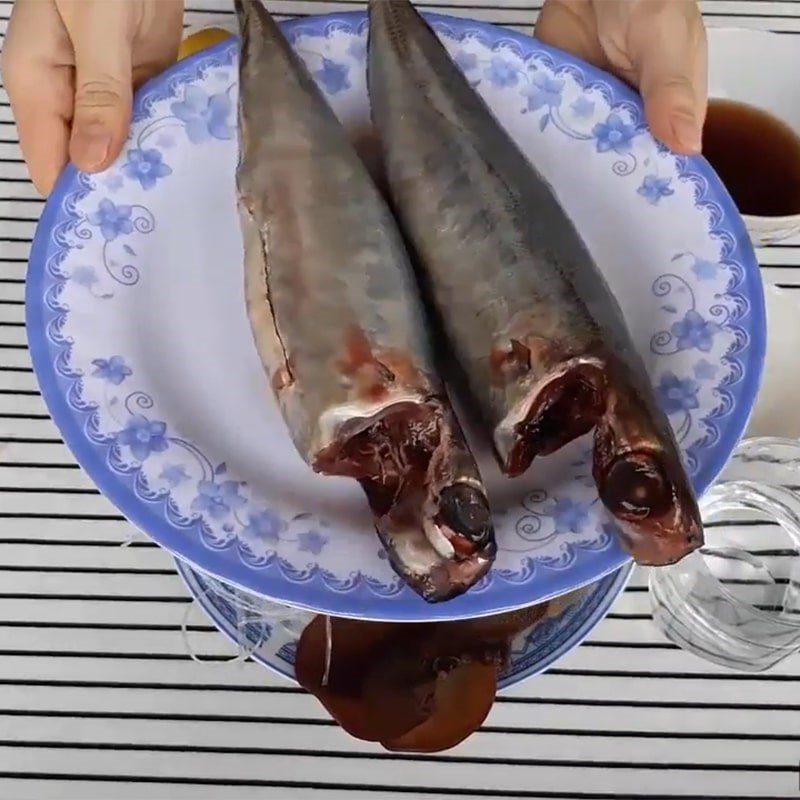 Step 1 Prepare mackerel Steamed mackerel wrapped in rice paper