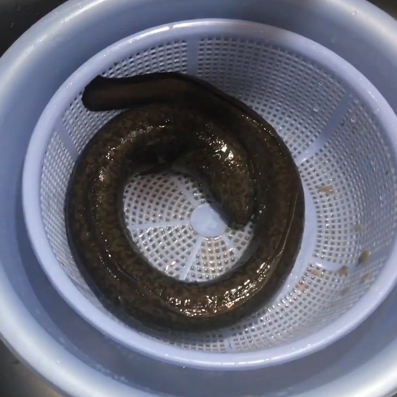 Step 1 Prepare eel for braised eel with turmeric